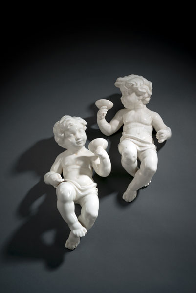 Keramik, weiß glasiert. Leicht bestoßen, 1 Finger fehlt. Keramik, weiß glasiert. Leicht bestoßen, 1 Finger fehlt.