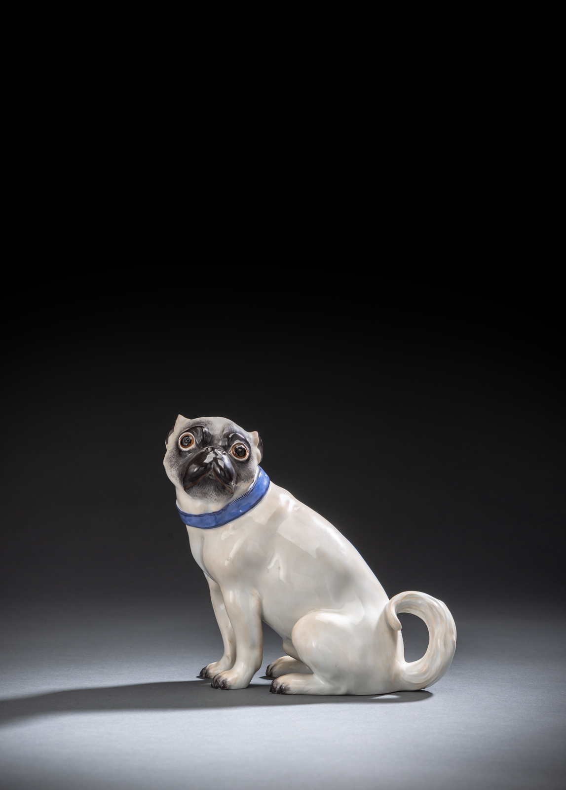 Naturalistisch staffiert mit blauem Halsband. Blaue Schwertermarke (1. Wahl), geritzt Naturalistisch staffiert mit blauem Halsband. Blaue Schwertermarke (1. Wahl), geritzt