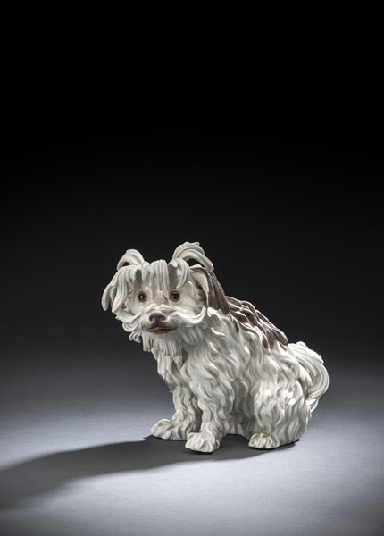 Naturalistisch staffiert. Blaue Schwertermarke (1. Wahl), geritzt Naturalistisch staffiert. Blaue Schwertermarke (1. Wahl), geritzt