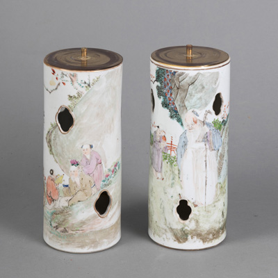 <b>Zwei zylindrische Hutständer aus Porzellan mit vierpassigen Öffnungen und 'Famille rose'-Figurendekor</b>