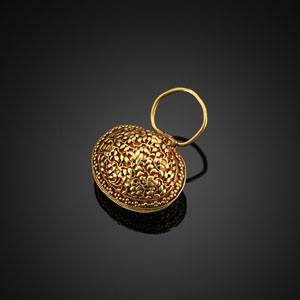 <b>Feines Deckeldöschen aus Gold mit filigranem Dekor von Tieren zwischen Rankwerk und Blüten</b> <b>Feines Deckeldöschen aus Gold mit filigranem Dekor von Tieren zwischen Rankwerk und Blüten</b>