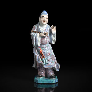 <b>Stehende 'Famille rose'-Porzellanfigur des Han Xiangzi mit seiner Flöte</b> <b>Stehende 'Famille rose'-Porzellanfigur des Han Xiangzi mit seiner Flöte</b>