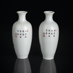 <b>Paar feine 'Famille rose'-Vasen mit spielenden Knaben und Gedichtaufschrift</b> <b>Paar feine 'Famille rose'-Vasen mit spielenden Knaben und Gedichtaufschrift</b>