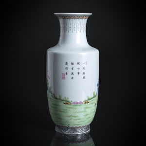 <b>Porzellanvase mit 'Famille rose'-Dekor von Damen im Garten mit Knaben und Gedichtaufschrift</b> <b>Porzellanvase mit 'Famille rose'-Dekor von Damen im Garten mit Knaben und Gedichtaufschrift</b>