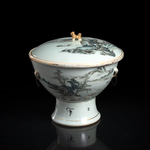 <b>Dreiteilige Terrine aus Porzellan als Speisenwärmer mit polychromem 'qianjiang'-Dekor einer Flusslandschaft und Aufschrift</b> <b>Dreiteilige Terrine aus Porzellan als Speisenwärmer mit polychromem 'qianjiang'-Dekor einer Flusslandschaft und Aufschrift</b>