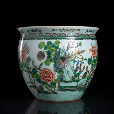 <b>Cachepot aus Porzellan mit 'Famille verte'-Vogel- und -Floraldekor</b> <b>Cachepot aus Porzellan mit 'Famille verte'-Vogel- und -Floraldekor</b>