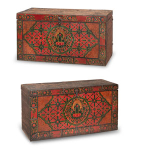 <b>Paar polychrom bemalte Holztruhen mit zentralem Ratna-Medaillon</b> <b>Paar polychrom bemalte Holztruhen mit zentralem Ratna-Medaillon</b>