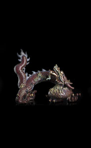 <b>Große polychrom glasierte Figur eines Drachen aus 'Shiwan'-Ware</b> <b>Große polychrom glasierte Figur eines Drachen aus 'Shiwan'-Ware</b>