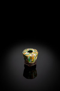 <b>Lotosknospenförmiger 'Spinach and egg'-glasierter Pinselwascher aus Porzellan</b> <b>Lotosknospenförmiger 'Spinach and egg'-glasierter Pinselwascher aus Porzellan</b>