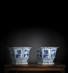 <b>Paar oktogonale blütenförmige Cachepots aus Porzellan mit unterglasurblauem Landschafts- und Floraldekor in Reserven</b> <b>Paar oktogonale blütenförmige Cachepots aus Porzellan mit unterglasurblauem Landschafts- und Floraldekor in Reserven</b>