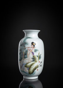 <b>Porzellanvase mit polychromem Dekor einer Flöte spielenden Dame und Aufschrift aus dem 'Zhu Zi Jia Xun'</b> <b>Porzellanvase mit polychromem Dekor einer Flöte spielenden Dame und Aufschrift aus dem 'Zhu Zi Jia Xun'</b>