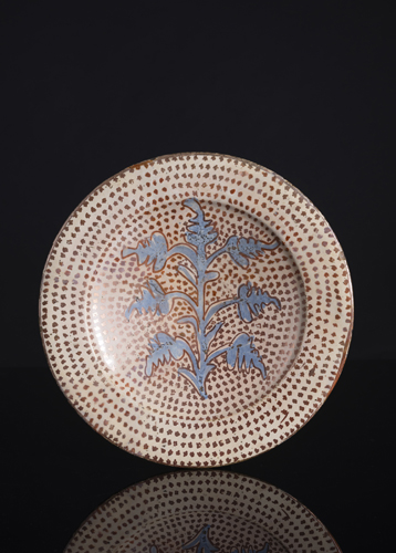 <b>A SPANISH MAIOLICA PLATE WITH GOLD LUSTRE PATTERN</b>