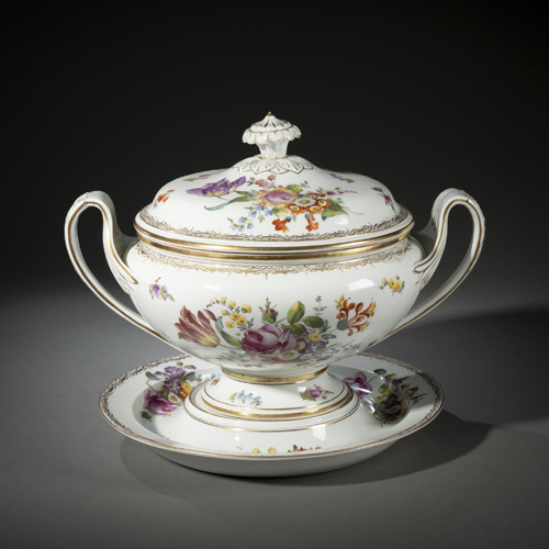 <b>A LARGE MEISSEN TUREEN COVER AND STAND</b>