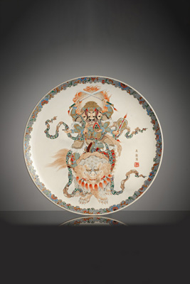 <b>Satsuma-Platte mit  buddhistischer Darstellung eines Wächters auf Löwe</b>