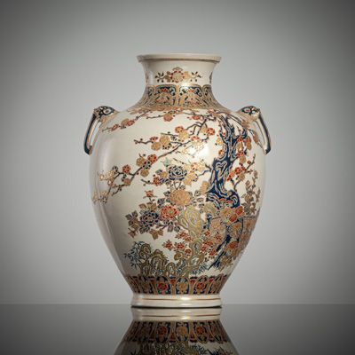 <b>Satsuma-Vase mit Henkeln und Dekor von Pflaumenblüten</b>