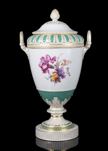 <b>Grosse Weimar Vase mit Blumendekor, grünem Fond und Ziervergoldung</b>