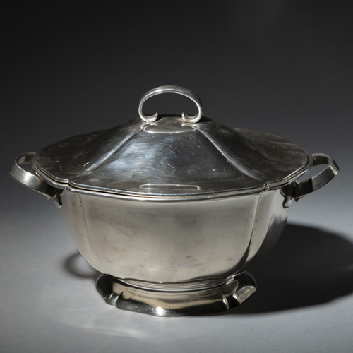 <b>A LARGE GERMAN SILVER TUREEN AND COVER</b>