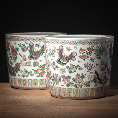 <b>A PAIR OF FAMILLE ROSE PORCELAIN CACHEPOTS WITH BUTTERFLIES AND FLOWERS PATTERN</b>