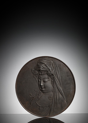<b>Runde Plakette aus Eisen mit reliefiertem Porträt des Kannon</b>