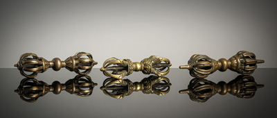 <b>Gruppe von drei Vajra aus Bronze</b>