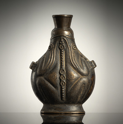 <b>Feine und seltene Flasche in Froschform aus Bronze</b>
