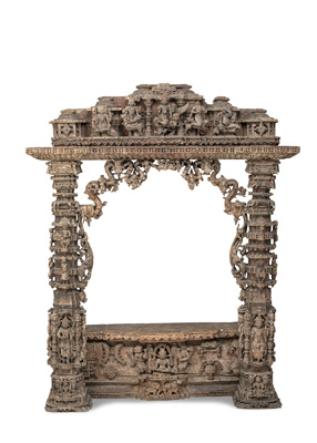 <b>Großes und feines Portal aus Holz mit geschnitzter Darstellung des Vishnu und Garuda und des Hindu Pantheons</b>