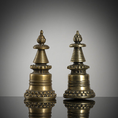<b>Zwei Stupa 'kadam chörten' aus Bronze</b>