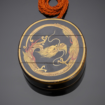 <b>AN OVAL-SHAPED THREE-CASE LACQUER INRO DECORATED WITH DRAGONS IN GOLD LACQUER ON BLACK GROUND</b>