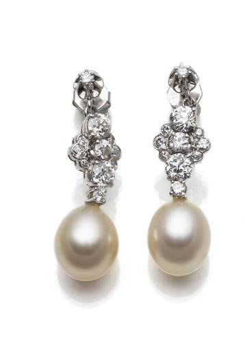 <b>Pearl earrings</b>