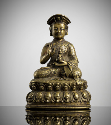 <b>Bronze eines sitzenden Lama mit Kupfereinlagen und Inschrift</b>