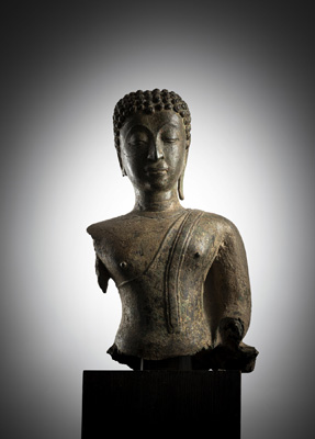 <b>Büste des Buddha Shakyamuni aus Bronze auf Sockel</b>