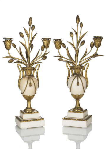 <b>Paar Louis XVI Kerzenleuchter in Vasenform mit Blütenknospen</b>