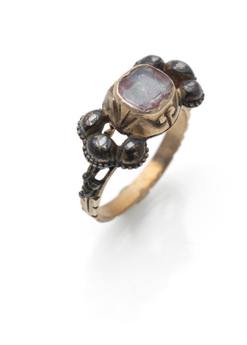 <b>A gold and rock crystal ring</b>