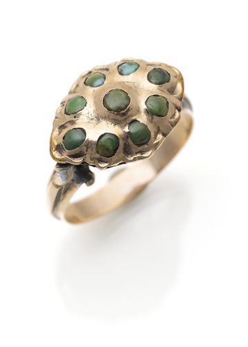 <b>A gold and nephrite ring</b>