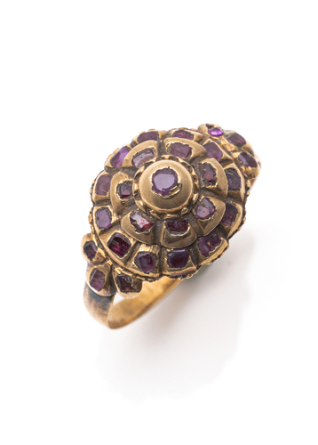 <b>A gold and ruby ring</b>