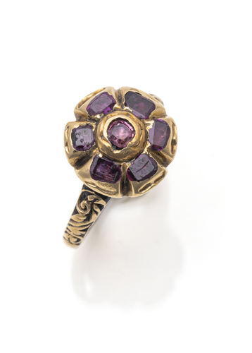 <b>A gold and ruby ring</b>