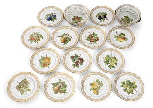 <b>A SET OF 13 FRUIT PLATES AND 2 OPENWORK FRUIT BASKETS</b>