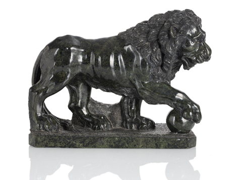 <b>Skulptur eines schreitenden Löwen im antiken Stil</b>