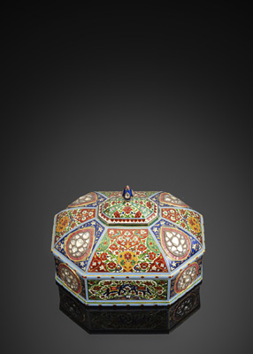 <b>Feine Deckeldose im Moghul-Stil mit Email, Gold und Diamantplittern dekoriert</b>