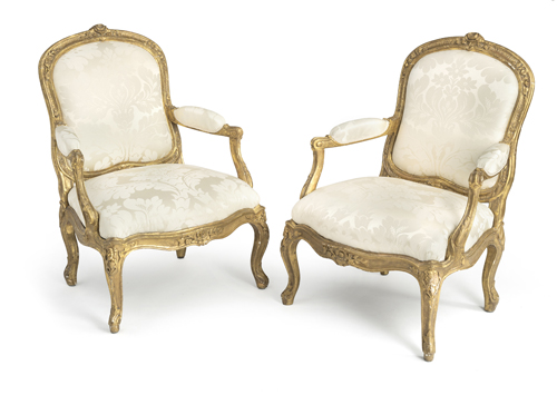 <b>A pair of carved giltwood fauteuils</b>