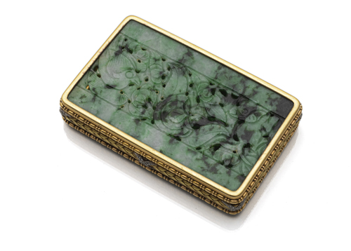 <b>A GOLD BONBONNIERE WITH CHINESE JADE PLAQUES</b>
