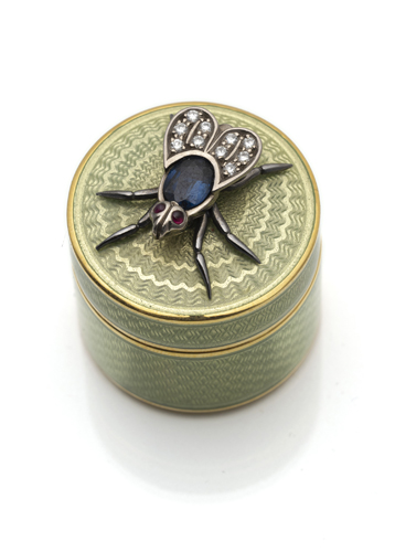 <b>A VERY SMALL GOLD AND ENAMEL BOX</b>