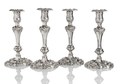 <b>Set von vier Regency Kerzenständern mit Akanthusblattdekor</b>