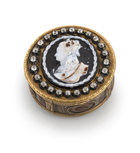 <b>VERY IMPORTANT TWO-COLOUR GOLD SNUFF BOX WITH DIAMONDS AND A CARVED HARDSTONE CAMEO WITH A BUST OF MARIE ANTOINETTE</b>
