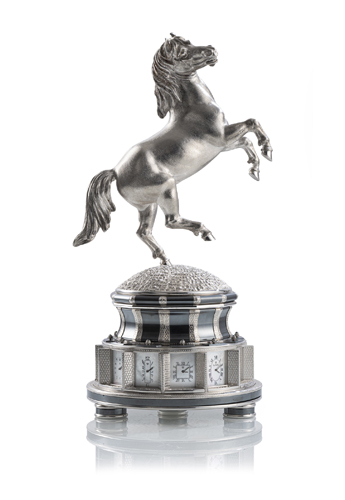 <b>Außergewöhnliche Weltzeit-Tischuhr aus Silber mit steigendem Pferd 