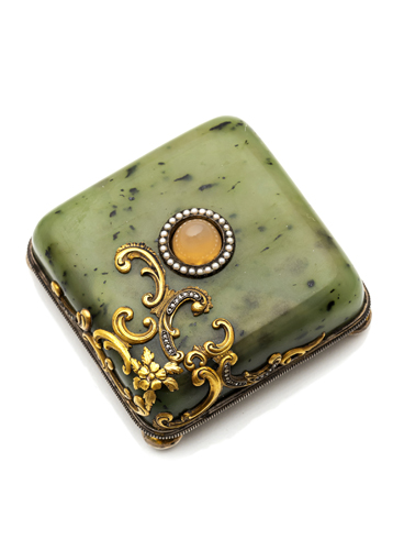 <b>A NEPHRITE BELL PUSH WITH SILVER-GILT AND GOLD MOUNTS</b>