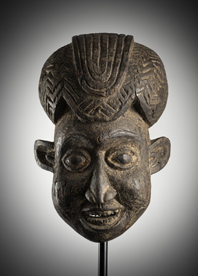 <b>Expressive Helm-Maske aus Holz mit krustiger Gebrauchspatina</b>