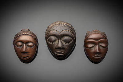 <b>Drei maskenförmige Anhänger aus Elfenbein 'Ikhoko'</b>