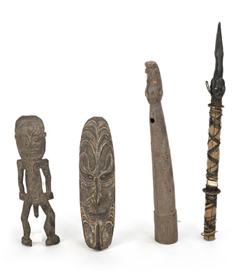 <b>Vier kurvenlinear beschnitzte Holzobjekte, darunter eine stehende männliche Figur und eine Maske</b>