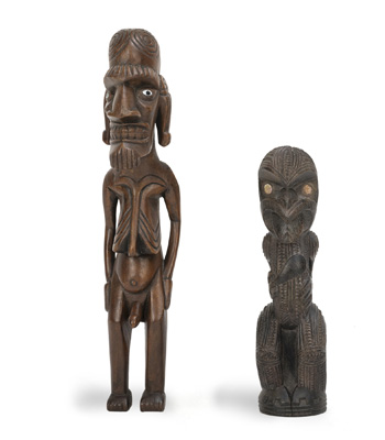 <b>Zwei aus Holz geschnitzte stehende Figuren</b>
